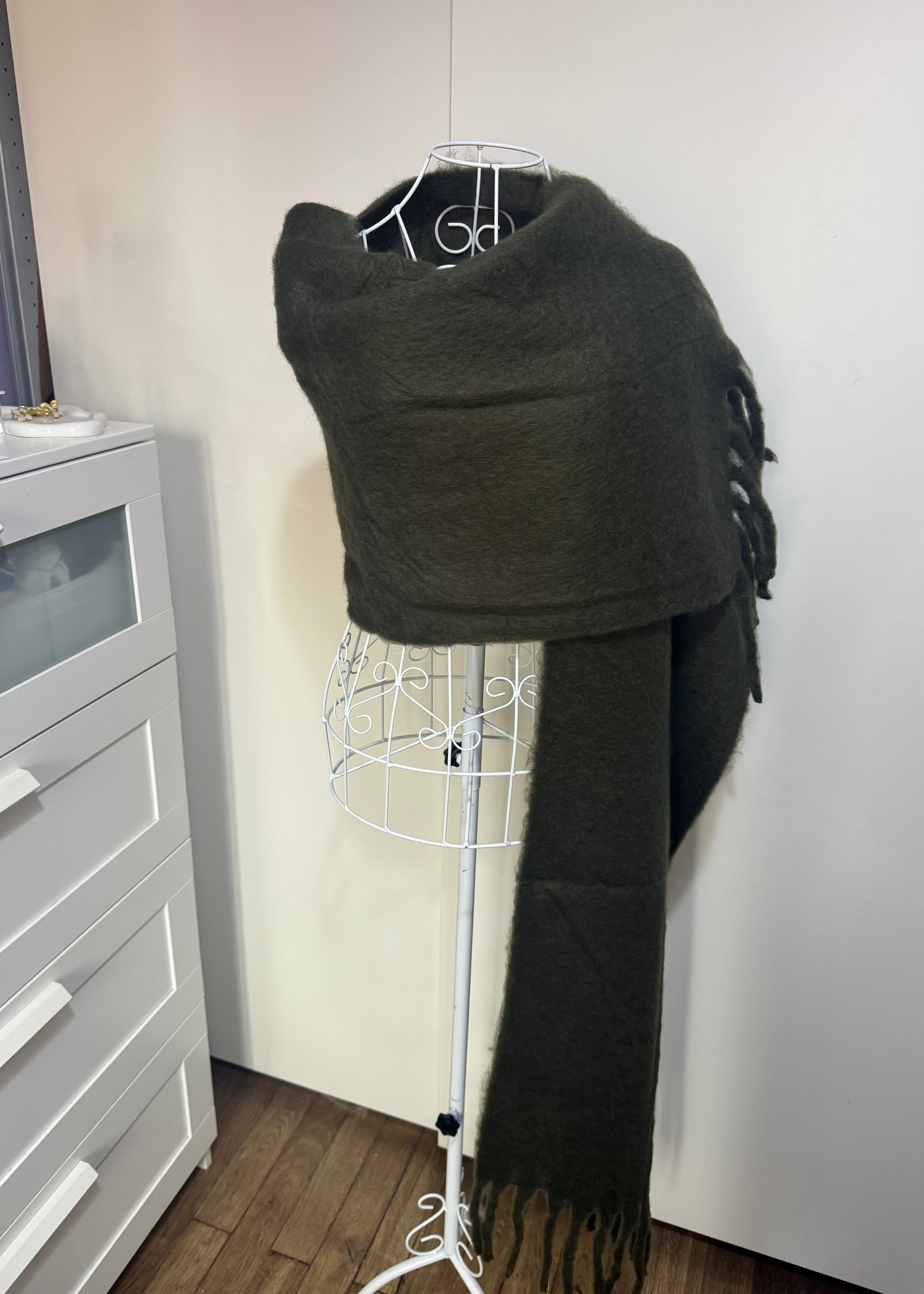 Écharpe en maille douce pour femme, longue et chaude, style cosy et élégant.
