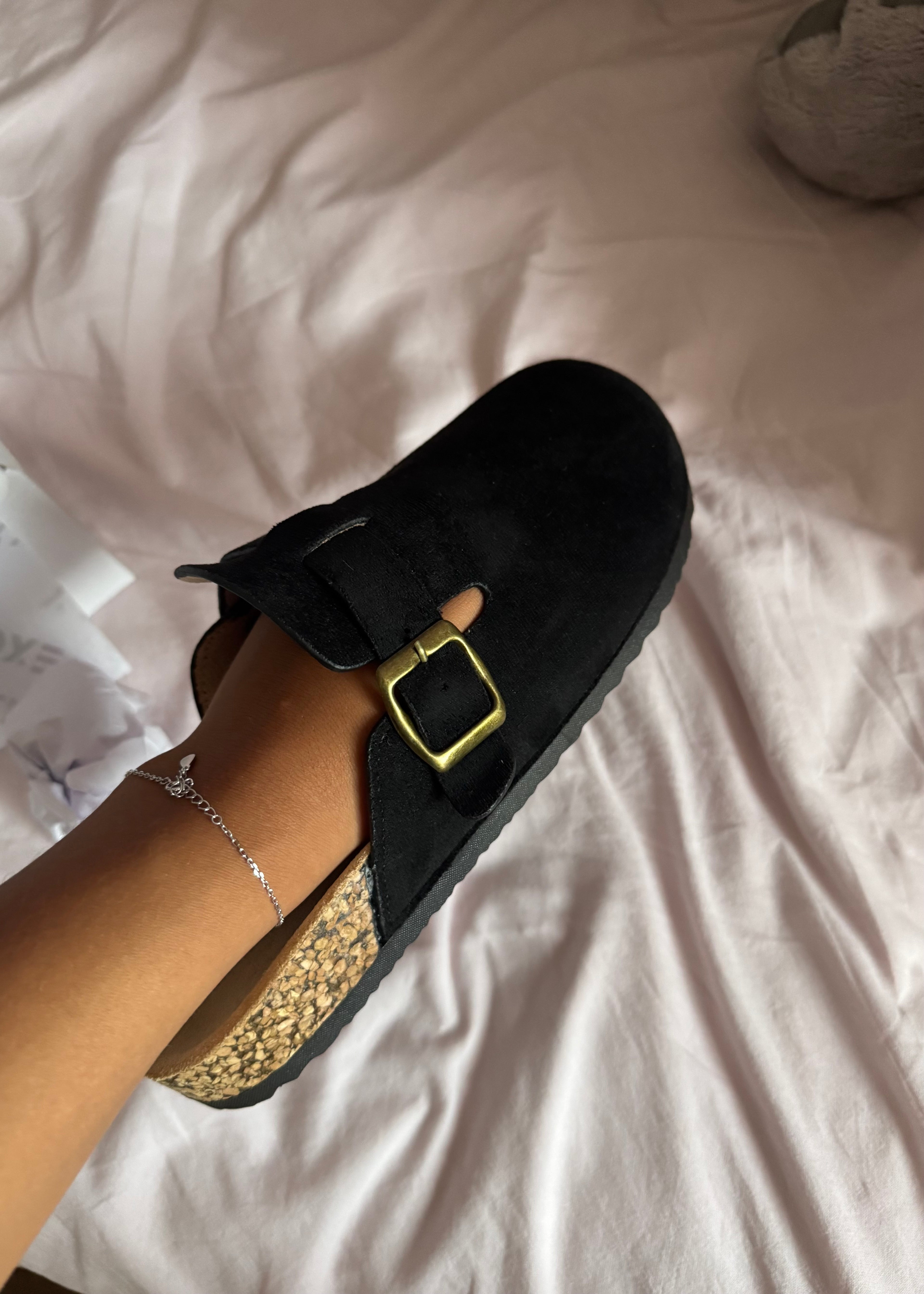 Mules sabots pour femme, confortables et élégantes, disponibles en beige et noir.