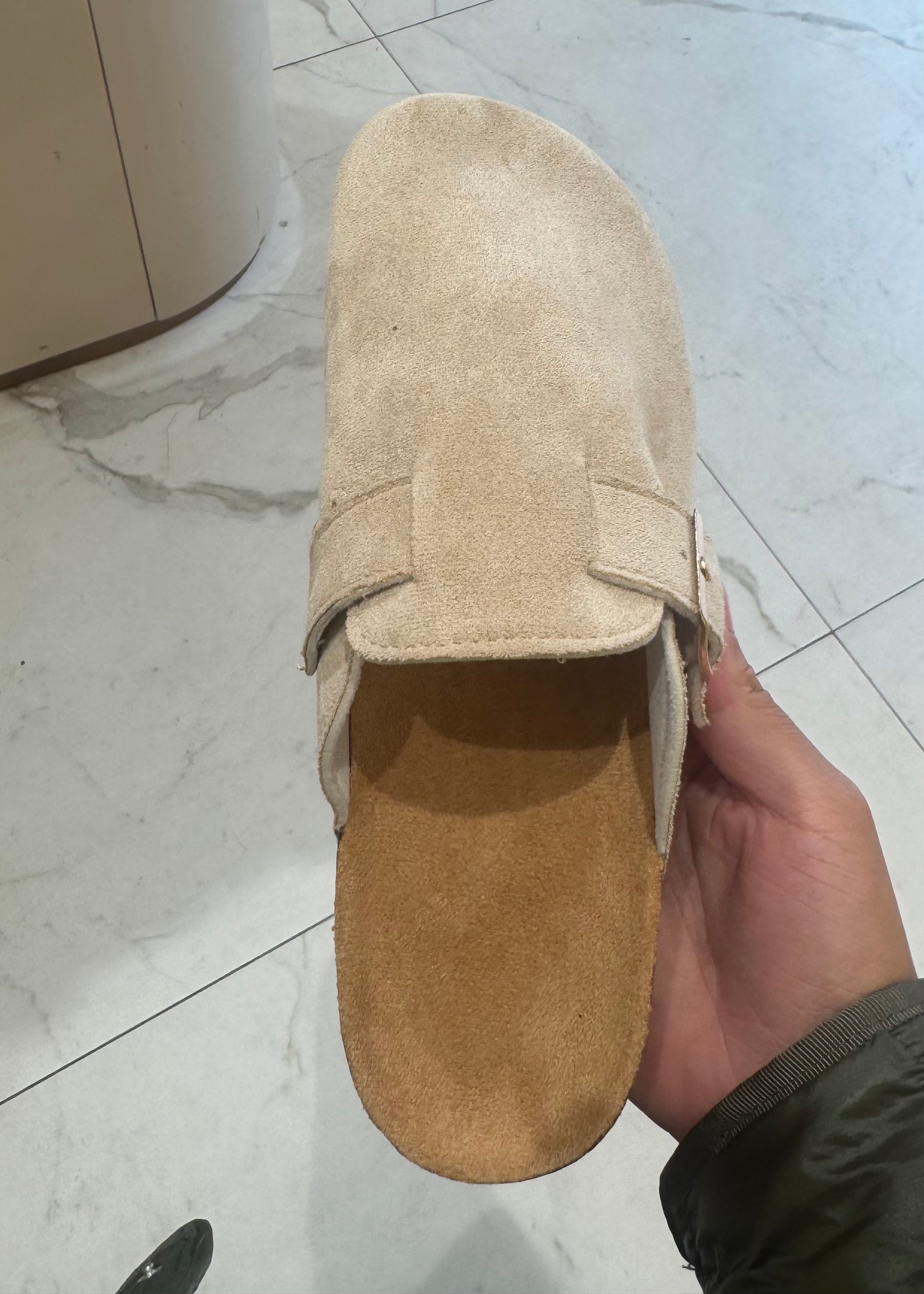 Mules sabots pour femme, confortables et élégantes, disponibles en beige et noir.