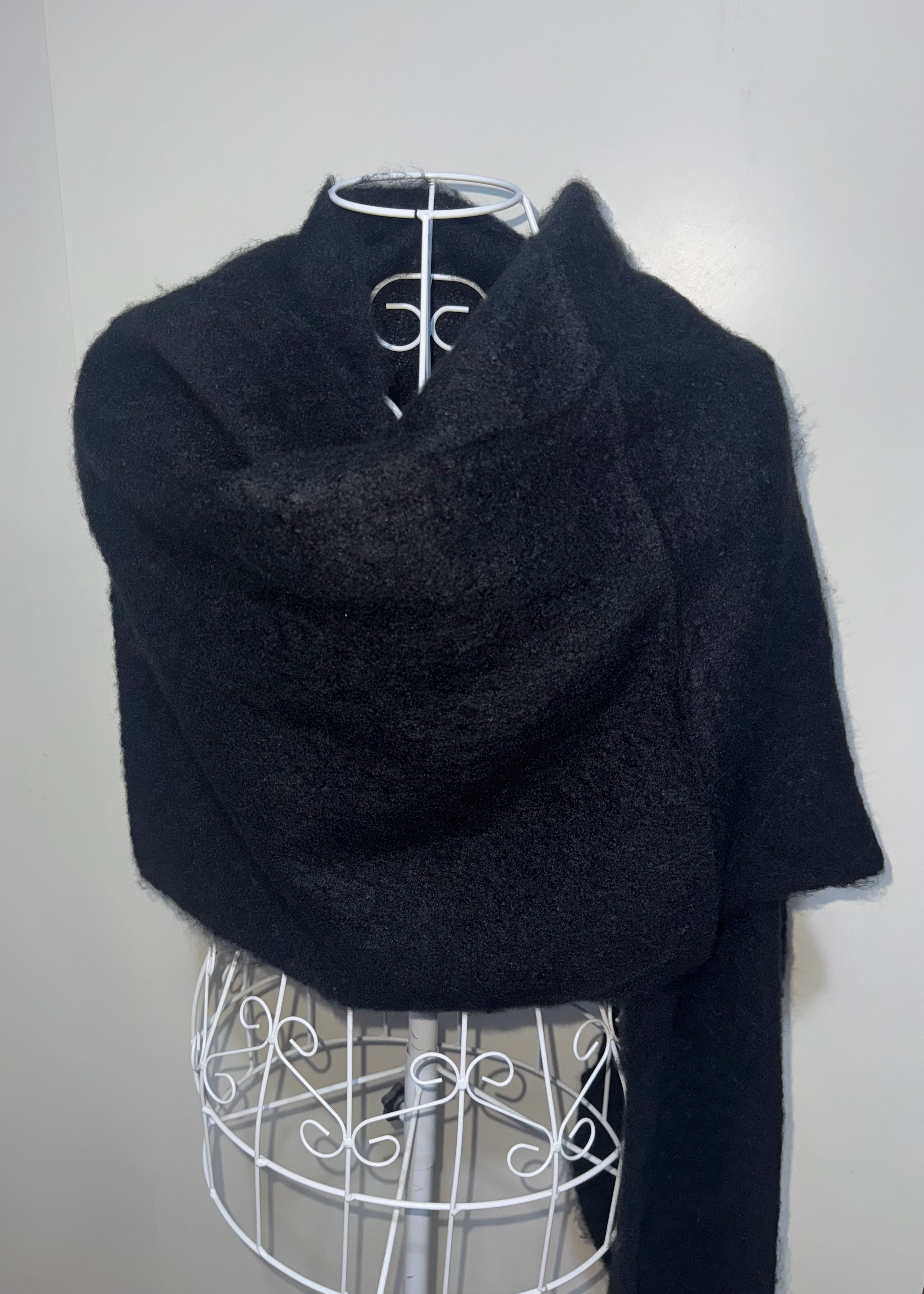 Écharpe en maille douce pour femme, longue et chaude, style cosy et élégant.