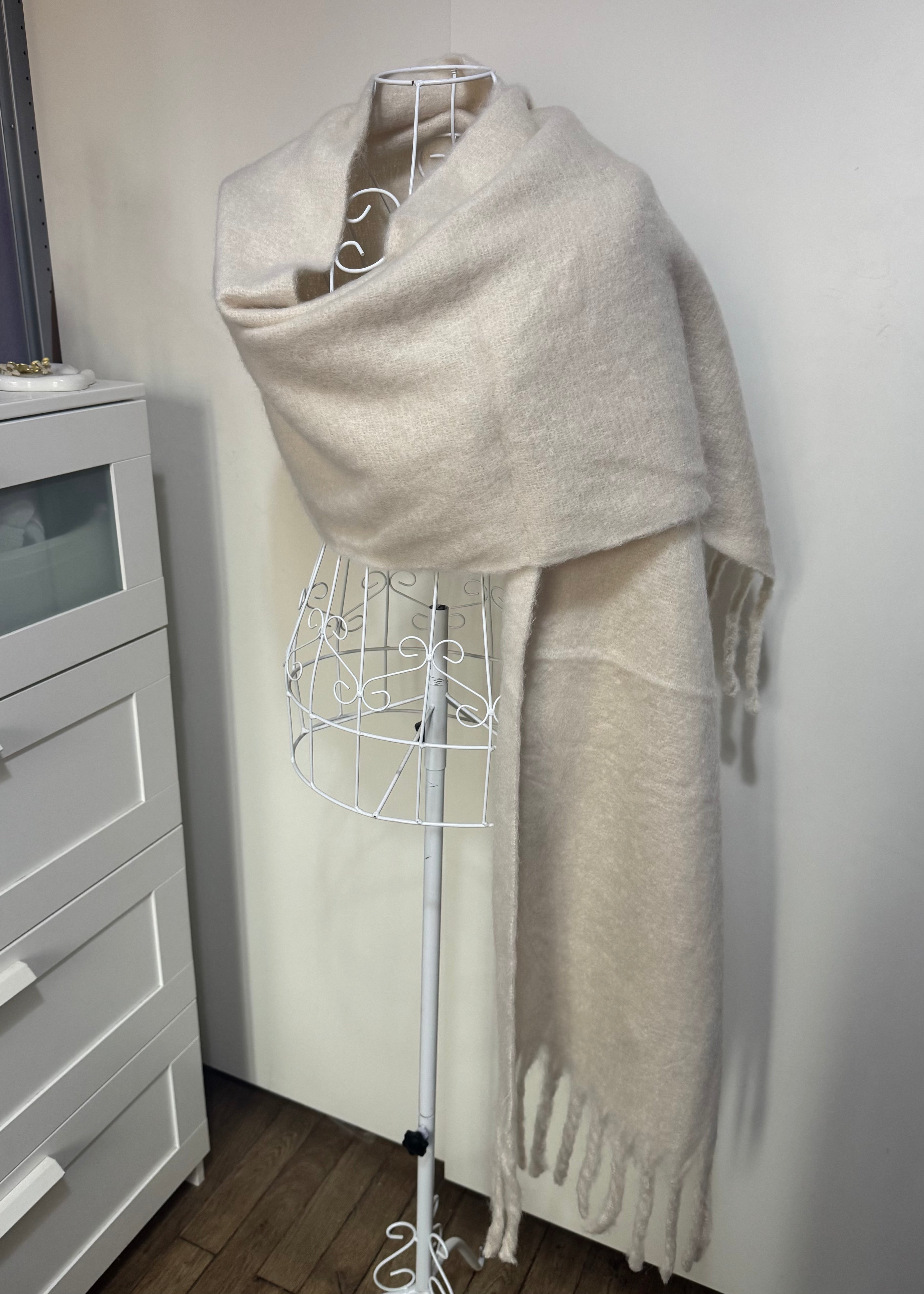 Écharpe en maille douce pour femme, longue et chaude, style cosy et élégant.