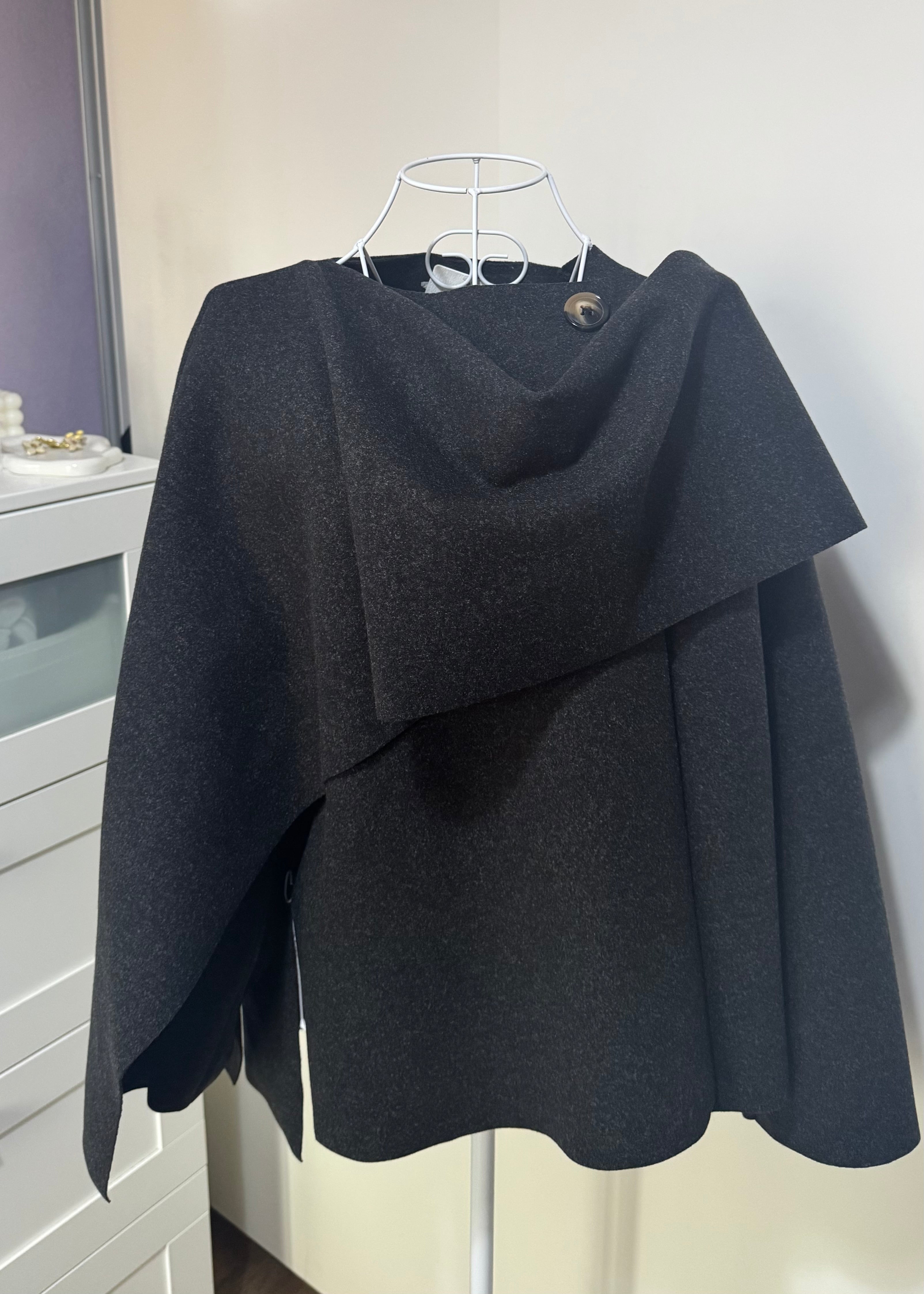 Veste cape pour femme avec écharpe assortie, coupe ample, style élégant et cosy.