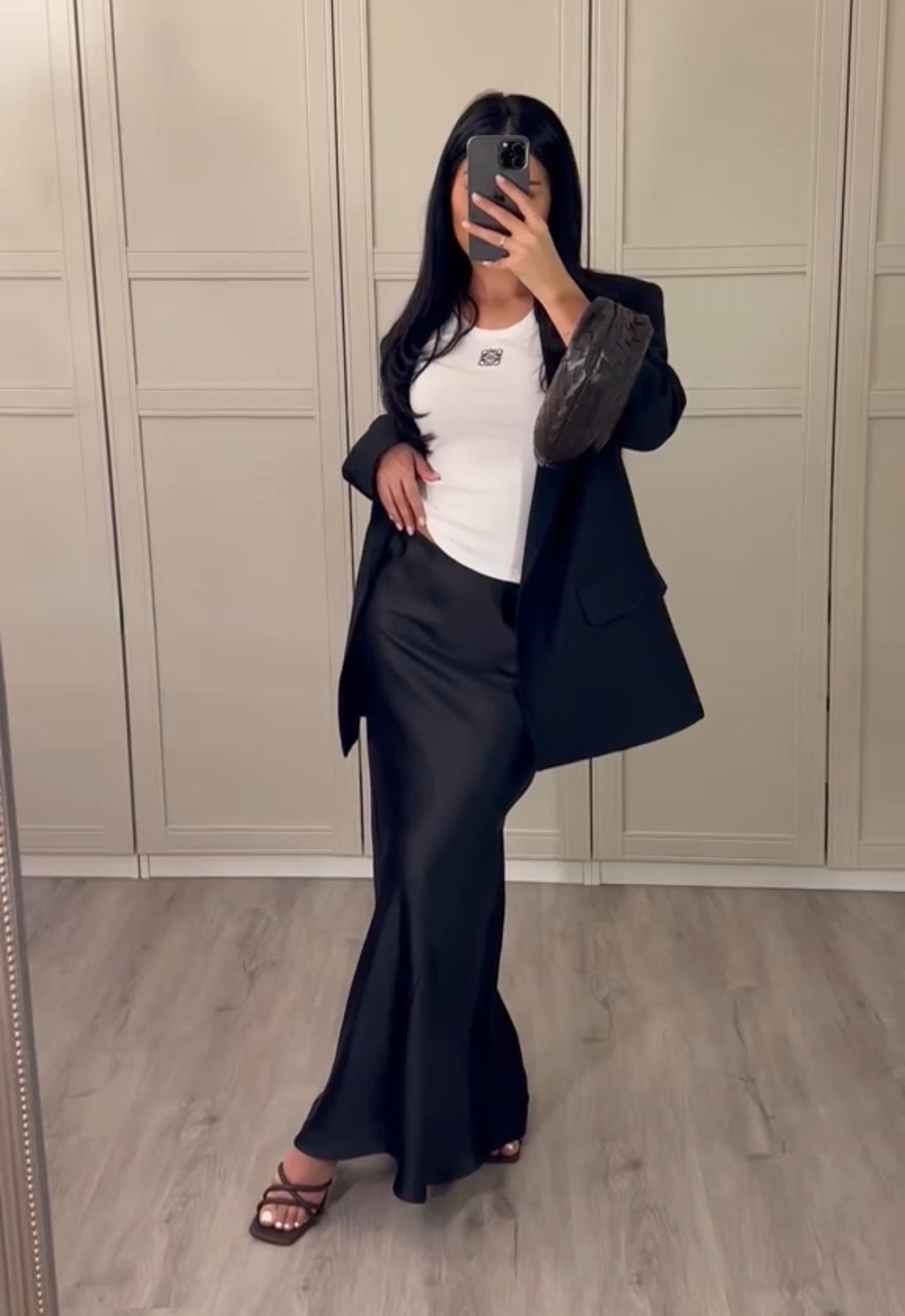 Jupe longue en satin pour femme, 1 mètre de longueur, style élégant et fluide.