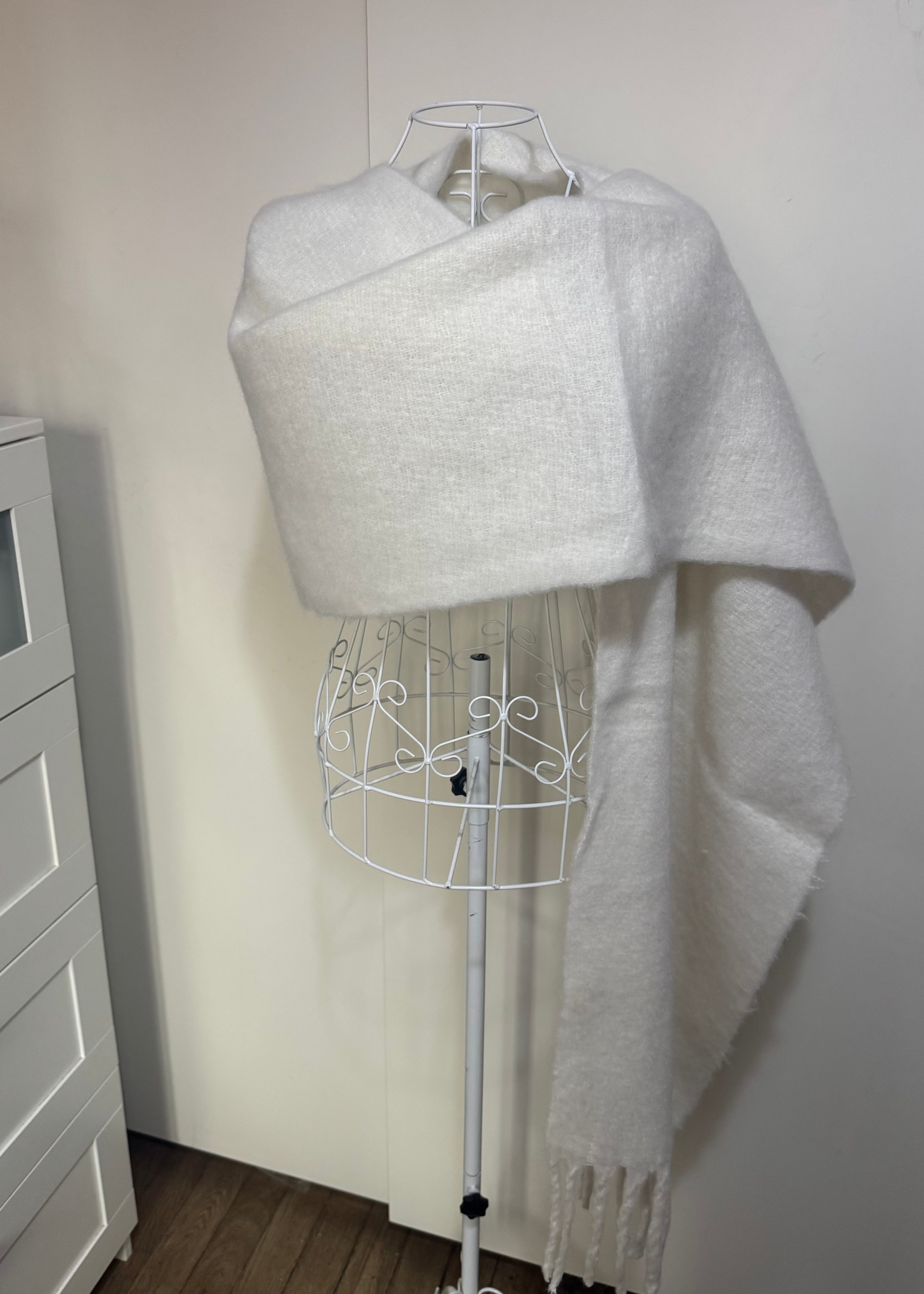 Écharpe en maille douce pour femme, longue et chaude, style cosy et élégant.
