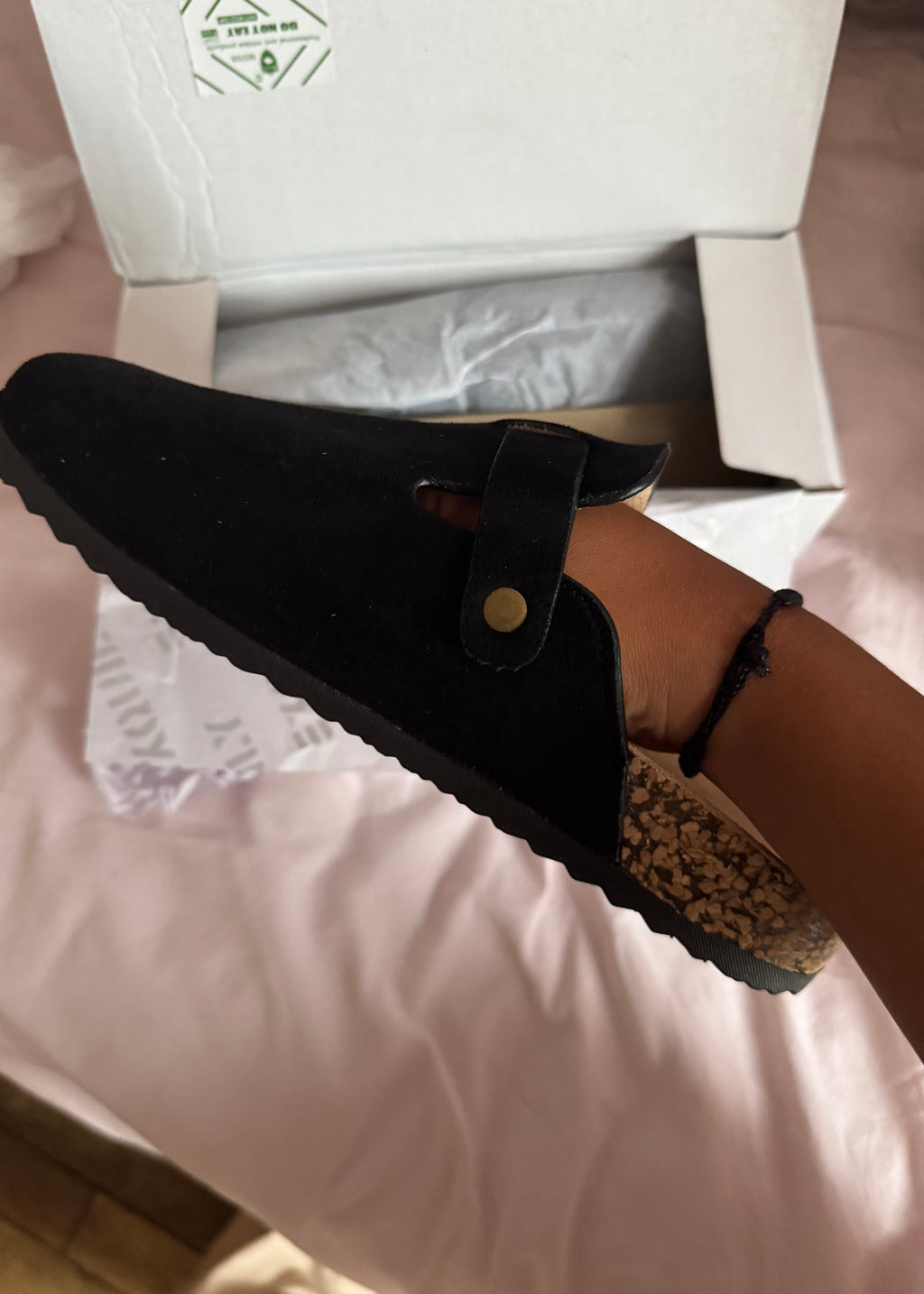 Mules sabots pour femme, confortables et élégantes, disponibles en beige et noir.