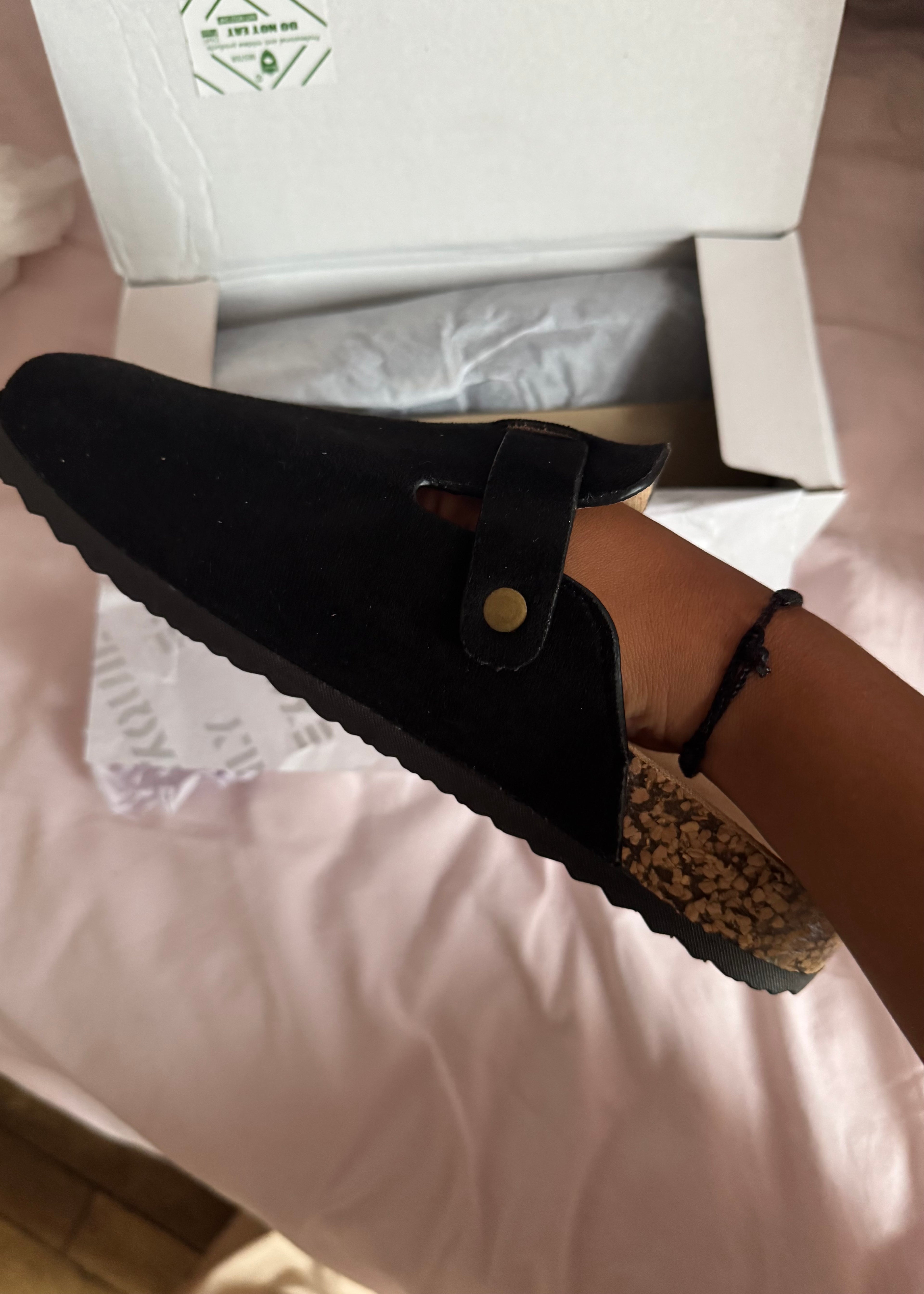 Mules sabots pour femme, confortables et élégantes, disponibles en beige et noir.