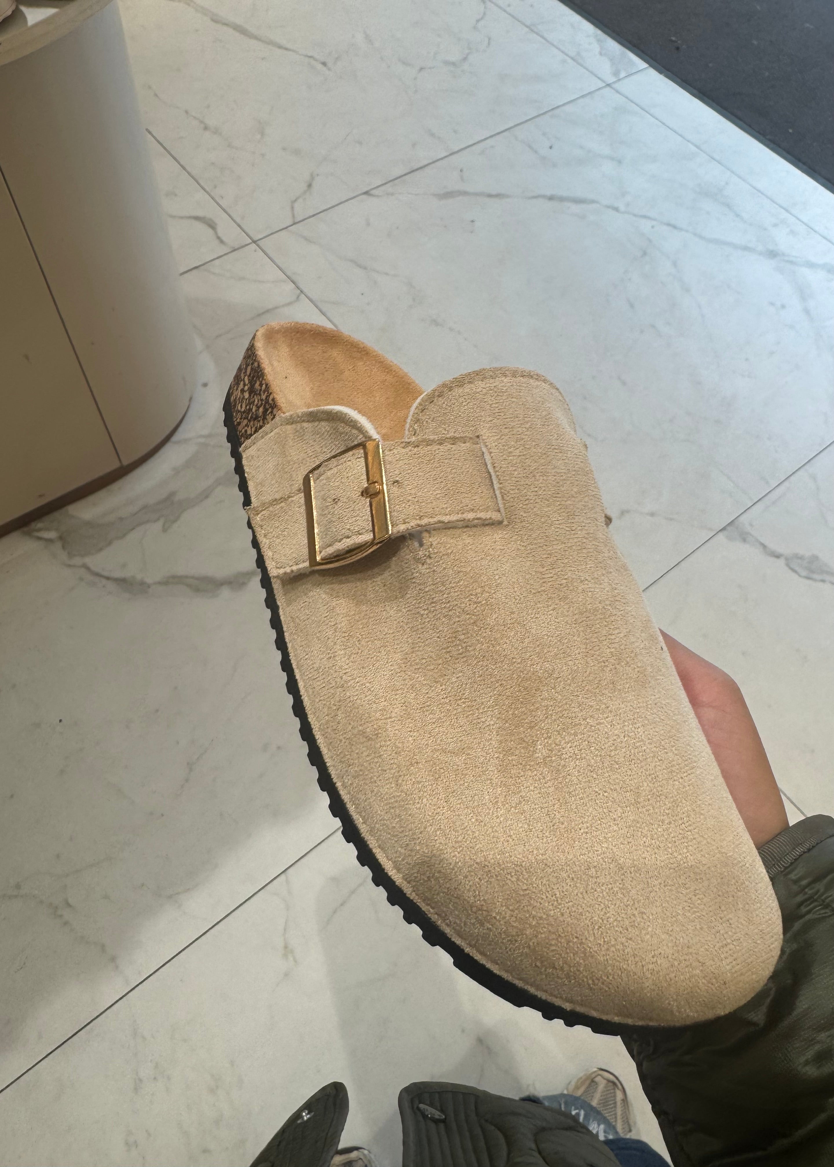 Mules sabots pour femme, confortables et élégantes, disponibles en beige et noir.